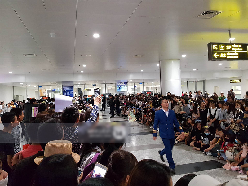 Nóng: Lee Kwang Soo xuất hiện chớp nhoáng trong sự chào đón cực sung của hàng ngàn fan Việt tại Nội Bài